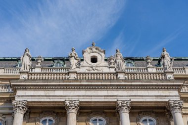 Budapeşte, Macaristan - 9 Şubat 2020: Eski Macar zırh ve başlık zırhı kışın armalı