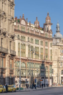 Budapeşte, Macaristan - 10 Şubat 2020: Budapeşte 'deki lekesiz merdiven kapısı Castle Garden Çarşısı