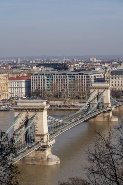 Budapeşte, Macaristan - 9 Şubat 2020: Kutsal Üçlü Meydanı 'ndaki Matthias Kilisesi Bronz Modeli