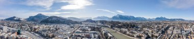 Panoramik hava aracı doğu Bavyera Alp Dağları manzaralı Salzburg Aiglhof İstasyonu 'nu görüntüledi. Yüksek kalite fotoğraf