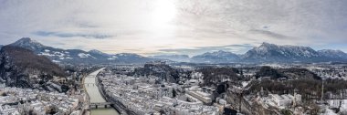 Panoramik hava aracı Snoy Salzburg 'u kış sabahı görüntüledi.
