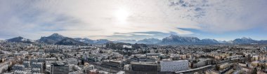 Panoramik hava aracı kış zamanı doğu Bavyera Alp Dağları manzaralı Salzburg Aiglhof İstasyonu 'nu görüntüledi.