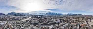 Panoramik hava aracı kış zamanı doğu Bavyera Alp Dağları manzaralı Salzburg Aiglhof İstasyonu 'nu görüntüledi.