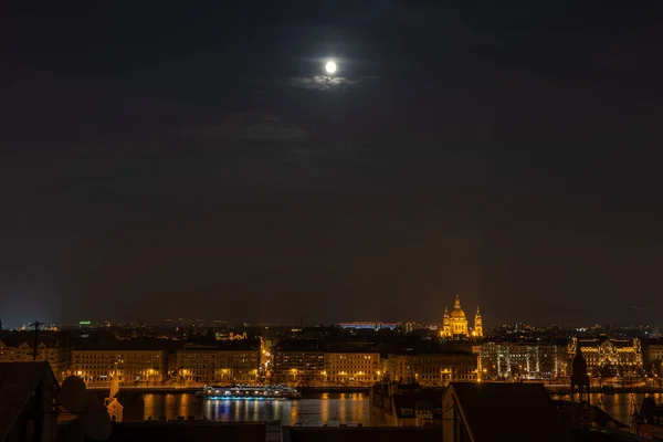 Fiume Danubio Con Luci Accese Luna Piena Inverno Budapest Foto — Foto Stock