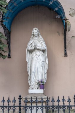 Budapeşte, Macaristan - 10 Şubat 2020: Buda Caddesi 'nde Bakire Meryem heykeli