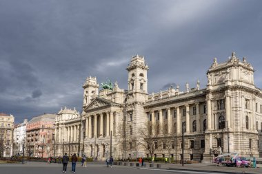 Budapeşte, Macaristan - 10 Şubat 2020: Neo Rönesans kışın Budapeşte 'de Etnoğrafya Müzesi' nin alegorik heykelleriyle ön cephe