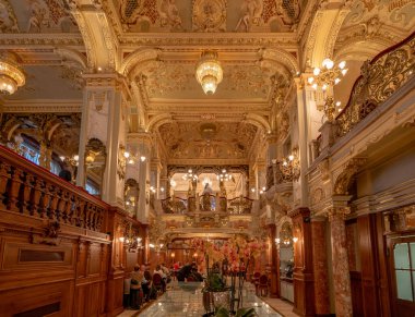 Sokakta sarı tramvayda yolcu tahtası