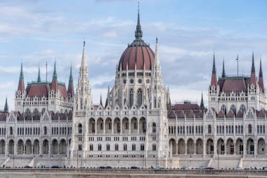 Macaristan Parlamentosu öğleden sonra Budapeşte 'de Tuna Nehri kıyısında