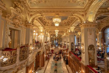 Budapeşte, Macaristan - 11 Şubat 2020: Budapeşte 'deki New York Cafe' nin içindeki lüks altın salon