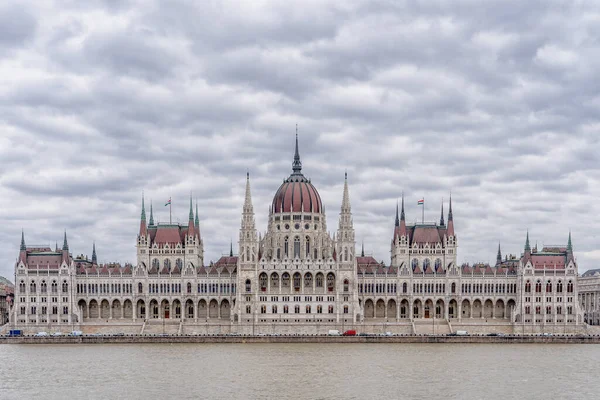 Duna Felé Néző Magyar Parlament Felhőkkel Budapesten Téli Időszámítás Idején — Stock Fotó