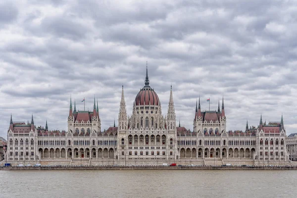 Budapest Magyarország 2020 Február Magyar Parlament Dunával Szembenéz Felhővel Budapesten — Stock Fotó