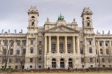 Budapeşte, Macaristan - 11 Şubat 2020: Etnoğrafya Müzesi 'nin alegorik heykelleriyle Neo Rönesans cephesi