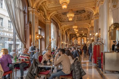 Budapeşte, Macaristan - 11 Şubat 2020: Lüks New York Cafe 'de brunch yapan turistler