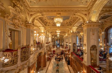 Budapeşte, Macaristan - 11 Şubat 2020: Budapeşte 'deki New York Cafe' nin içindeki lüks altın salon