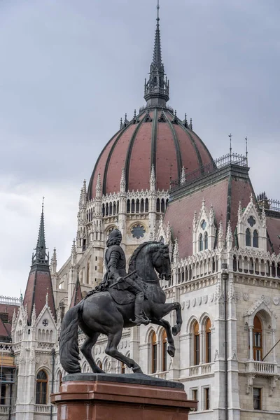 Vista Cúpula Parlamento Com Estátua Equestre Praça Kossuth — Fotografia de Stock