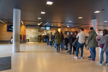 Budapeşte, Macaristan - 10 Şubat 2020: Macar Parlamentosu binasına girmek için kuyruğa giren turistler