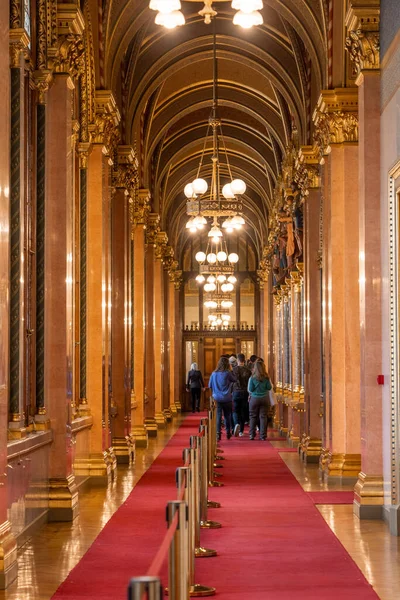 Budapest Hungría Febrero 2020 Los Turistas Dentro Del Corredor Con — Foto de Stock