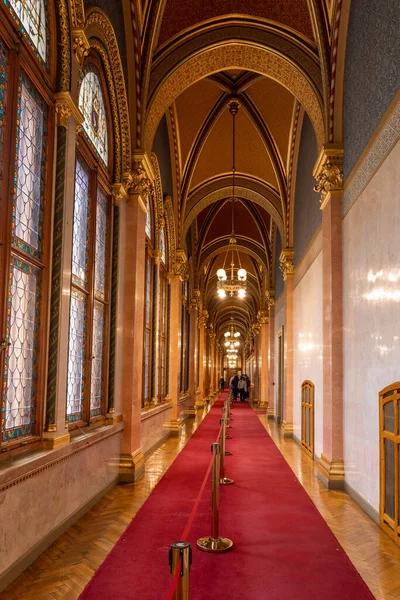 Budapest Hungary Feb 2020 Tourists Corridor Red Carpet Gold Ceiling — Stock Photo, Image