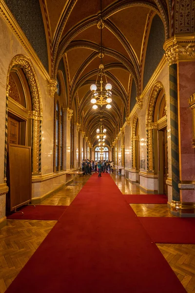 Budapest Hungría Feb 2020 Pasaje Bóvedas Con Alfombra Roja Lámpara — Foto de Stock