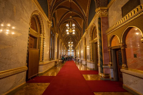 Budapest Hungría Febrero 2020 Corredor Bóvedas Con Alfombra Roja Techo — Foto de Stock