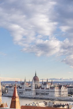 Tuna Nehri kıyısı kışın alacakaranlıktan sonra Macaristan Parlamentosu 'nun manzarası