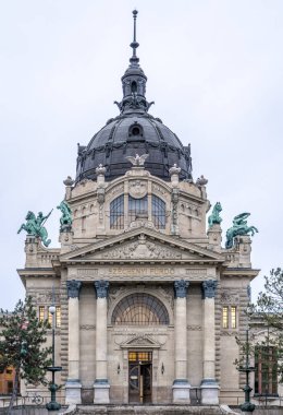 Budapeşte, Macaristan - 10 Şubat 2020: Günbatımından sonra Szechenyi Termal Banyo girişi barok tarzı kubbe