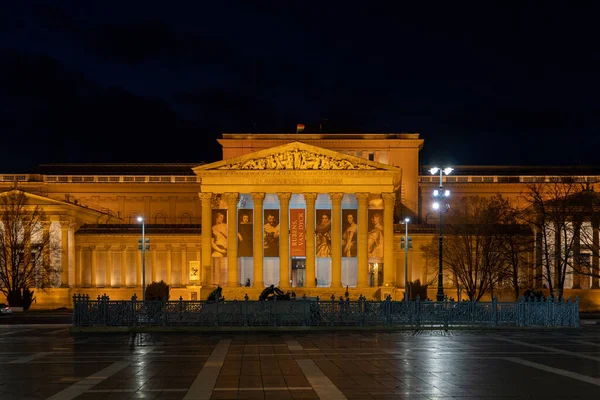 匈牙利布达佩斯 2020年2月10日 黄昏时分 英雄广场的美术博物馆 灯火通明 — 图库照片