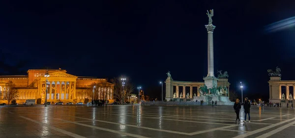 匈牙利布达佩斯 2020年2月10日 英雄广场在夜间与美术博物馆和天使长廊在一起 — 图库照片