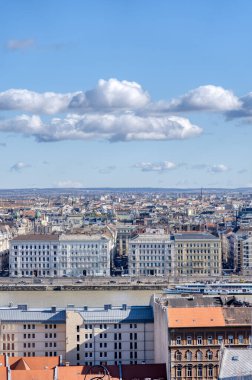 Budapeşte, Macaristan - 11 Şubat 2020: Tuna Nehri üzerindeki bulutlar ve Pest 'in kışın manzarası