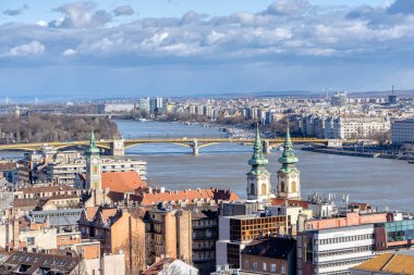 Budapeşte 'de Tuna Nehri üzerindeki Margaret Köprüsü' nde kış sabahı bulutlar...