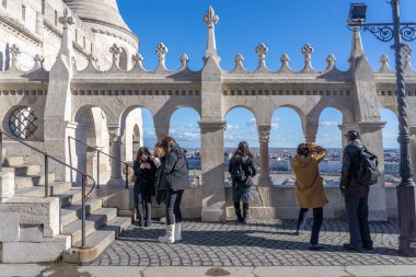 Budapeşte, Macaristan - 11 Şubat 2020: Turistler kış sabahı Balıkçı Kalesi 'nde fotoğraf çekiyorlar