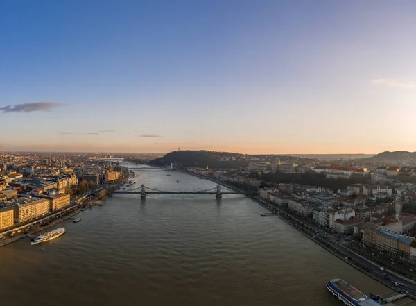 Dunai Drónfelvétel Lánchíddal Budai Várral Budapesten Télen Naplemente Órájában — Stock Fotó