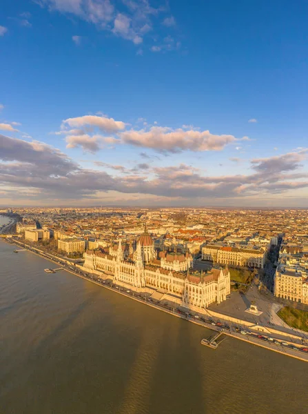 Vista Aérea Drone Parlamento Húngaro Pelo Rio Danúbio Budapeste Hora — Fotografia de Stock