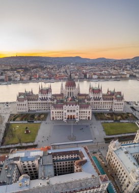 Macaristan Parlamentosu 'nun Budapeşte' deki Kossuth Meydanı 'ndaki Tuna nehri kıyısındaki insansız hava aracı görüntüsü.