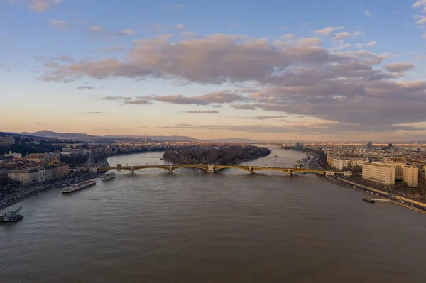 Vuelo aéreo con aviones teledirigidos del puente Margaret sobre el río Danubio en la hora de puesta de sol de Budapest. — Foto de Stock