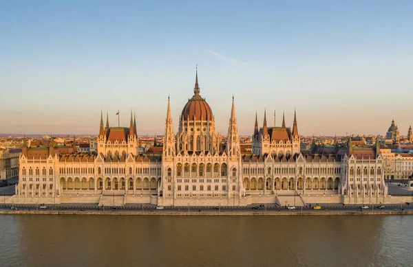 布达佩斯日落期间对匈牙利议会立面的无人驾驶飞机射击 — 图库照片