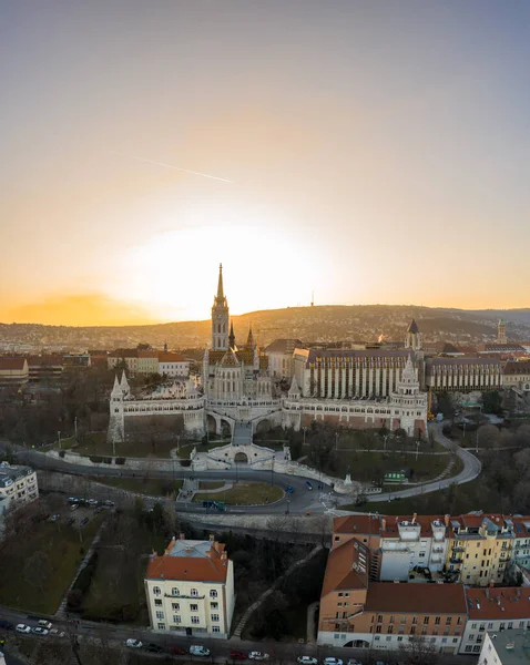 Flygdrönare skott av Fishermans Bastion på Buda Hill i Budapest solnedgång — Stockfoto