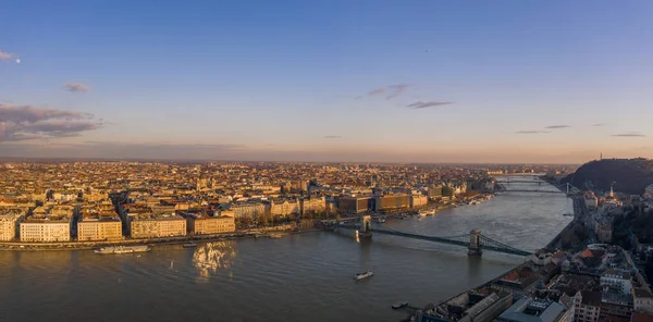 Panoramiczny widok z lotu ptaka na Dunaj z mostami w Budzie — Zdjęcie stockowe