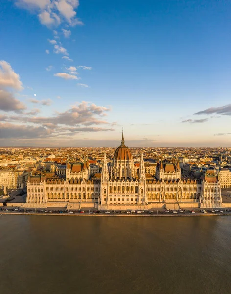 Vista aérea de drones da fachada do Parlamento húngaro pelo rio Danúbio — Fotografia de Stock
