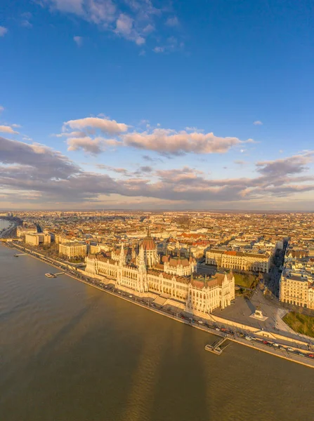 Vista aérea do drone do Parlamento húngaro pelo rio Danúbio em Budapeste hora do pôr-do-sol — Fotografia de Stock