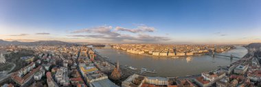 Budapeşte 'de Tuna nehri kıyısında kışın günbatımında Parlamento' nun geniş panorama hava aracı manzarası