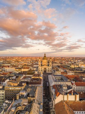 Aziz Stephen Bazilikası 'nın Budapeşte' de kış saatinde gün batımında havadan çekilmiş görüntüsü.
