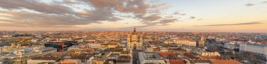Budapeşte 'de kış günbatımında Aziz Stephen Bazilikası' nın Panorama hava aracı görüntüsü.