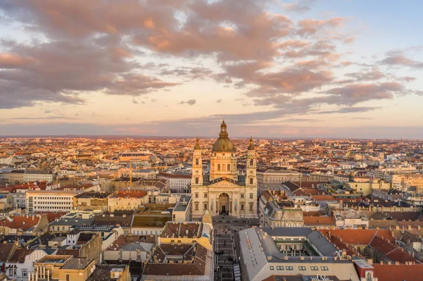 布达佩斯日落时分对圣斯蒂芬大教堂的空中无人驾驶飞机射击 — 图库照片