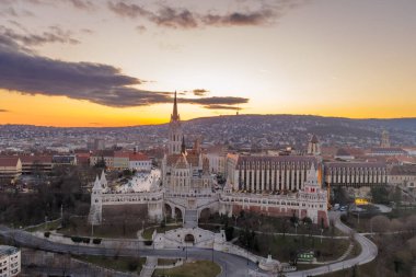 Budapeşte 'de Budapeşte tepesindeki Balıkçı Kalesi' nin kış günbatımında insansız hava aracı görüntüleri.