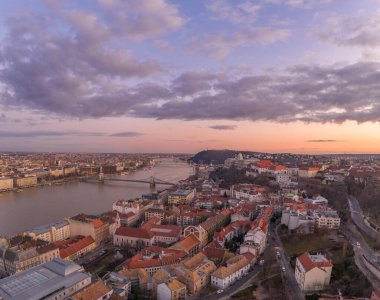 Budapeşte 'de kışın gün batımında Buda Kalesi' nin tepedeki insansız hava aracı görüntüsü.