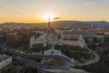 Matthias Kilisesi Balıkçısının Budapeşte 'deki Budapeşte Tepesi' ndeki kalesinin kışın gün batımında çekilen insansız hava aracı görüntüleri.