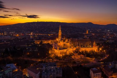 Matthias Churh Fisherman 'ın Budapeşte' deki Budapeşte tepesindeki kalesinin insansız hava aracı görüntüleri.