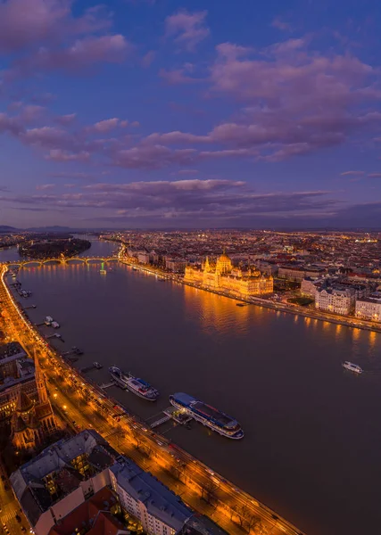 Drone Aéreo Parlamento Húngaro Iluminado Pelo Rio Danúbio Budapeste Hora — Fotografia de Stock