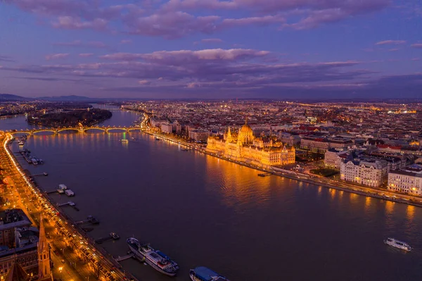 Flydrone Opplyst Ungarsk Parlament Ved Donau River Budapest Solnedgang Time – stockfoto